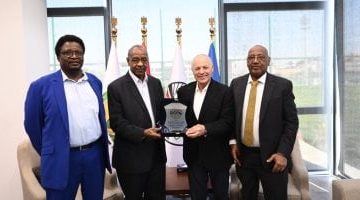 أبو ريدة ورئيس الاتحاد السوداني تعزيز التعاون في كرة القدم
