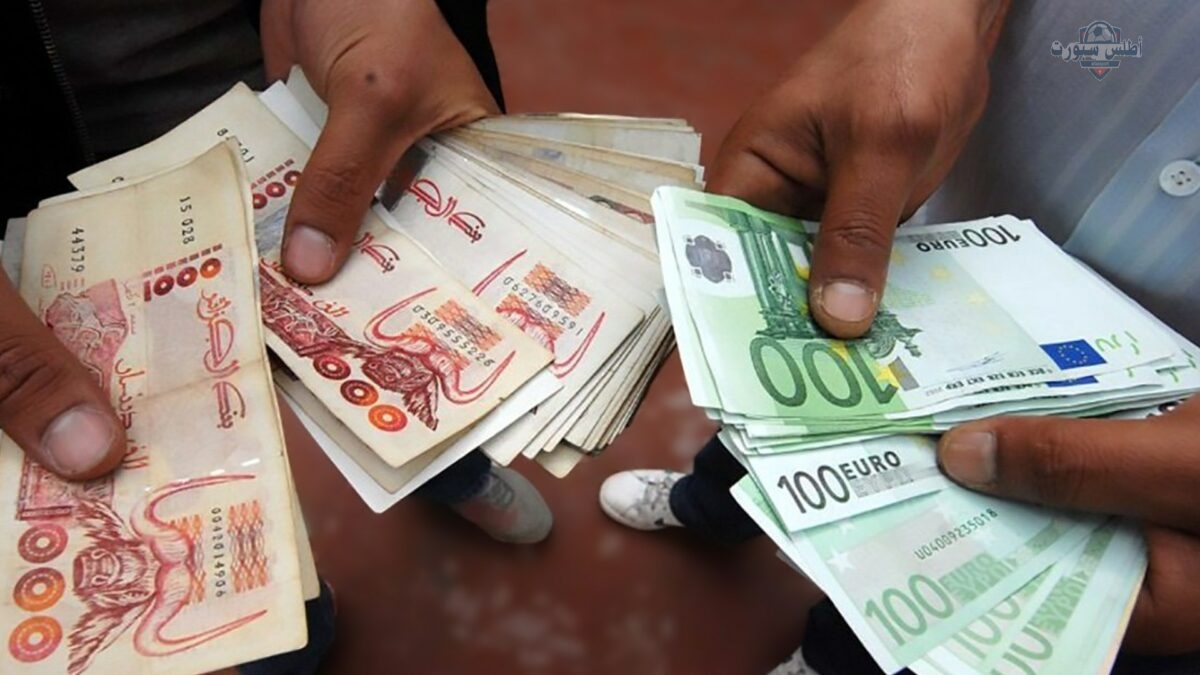 ارتفاع ملحوظ سعر اليورو مقابل الدينار الجزائري في السوق السوداء والرسمية وسط تقلبات سوق الصرف 2 ارتفاع ملحوظ سعر اليورو مقابل الدينار الجزائري في السوق السوداء والرسمية وسط تقلبات سوق الصرف