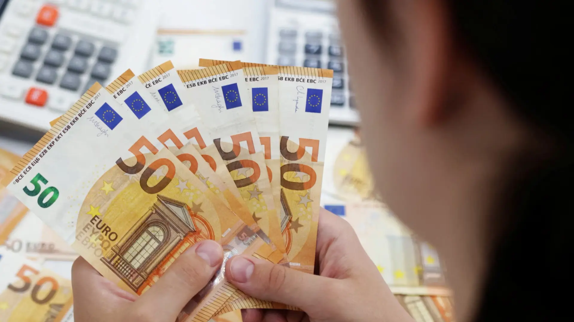 تراجع محدود سعر اليورو مقابل الدينار الجزائري في السوق السوداء والرسمية اليوم 2 تراجع محدود سعر اليورو مقابل الدينار الجزائري في السوق السوداء والرسمية اليوم