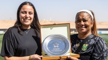 زيارة الأسطورة ديسيريه إلينز إلى نادي مسار إلهام كرة القدم النسائية في أفريقيا