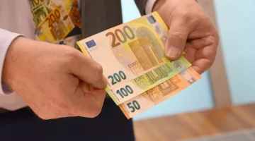 سعر 100 يورو بالدينار الجزائري في السوق السوداء 1