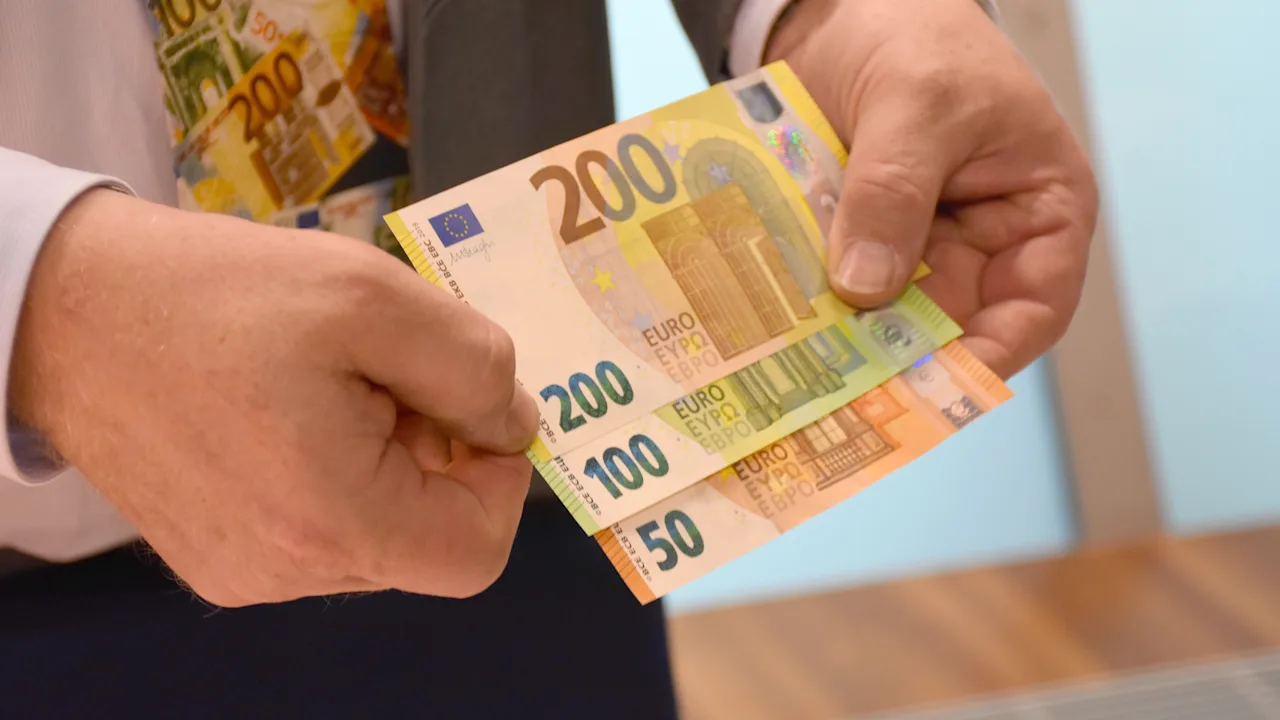 ارتفاع مفاجئ سعر 100 يورو بالدينار الجزائري في السوق السوداء السكوار اليوم االثلاثاء 15 أبريل 2025 2 ارتفاع مفاجئ سعر 100 يورو بالدينار الجزائري في السوق السوداء السكوار اليوم االثلاثاء 15 أبريل 2025