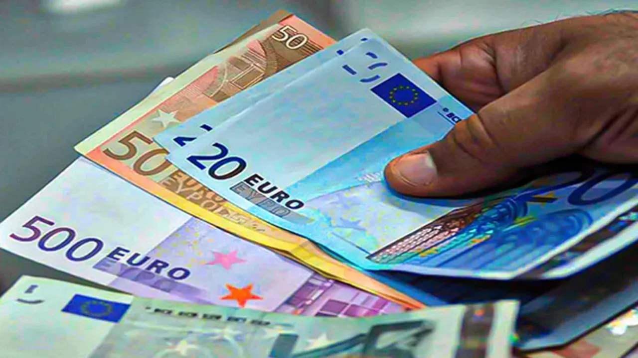 صعود صاروخي سعر اليورو مقابل الدينار الجزائري في السكوار والسوق الرسمية اليوم 2 صعود صاروخي سعر اليورو مقابل الدينار الجزائري في السكوار والسوق الرسمية اليوم