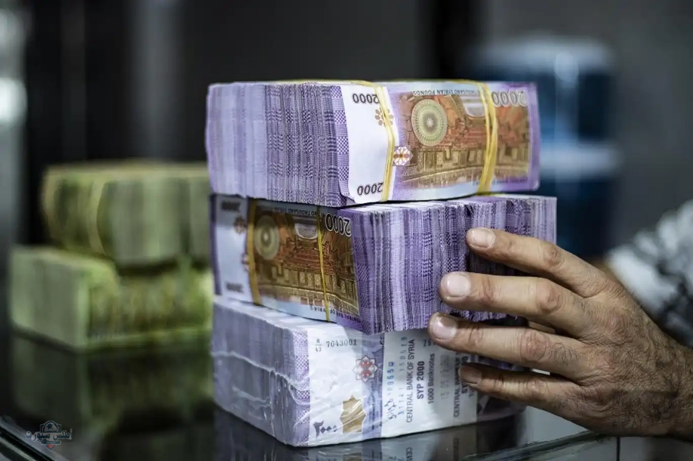 جنون الأخضر.. سعر الدولار مقابل الليرة السورية اليوم في الشراء والمبيع بالمحافظات السورية 2 جنون الأخضر.. سعر الدولار مقابل الليرة السورية اليوم في الشراء والمبيع بالمحافظات السورية