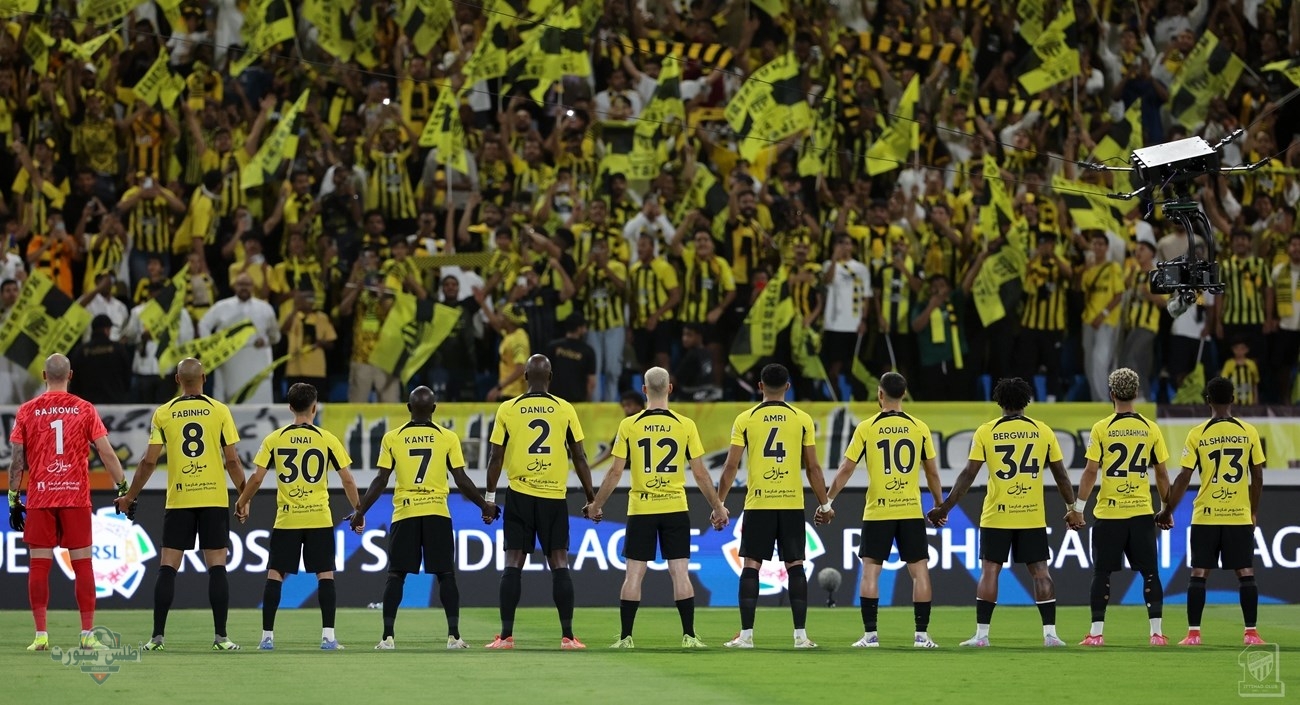 الاتحاد يُتوج بلقب الدوري السعودي للمحترفين بعد انتصار ساحق على الرائد 3-1 2 الاتحاد يُتوج بلقب الدوري السعودي للمحترفين بعد انتصار ساحق على الرائد 3-1