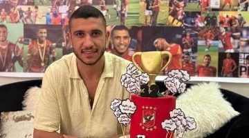 رامي ربيعة يحتفل بعيد ميلاده مع أسرته وتورتة ناديه الأهلي