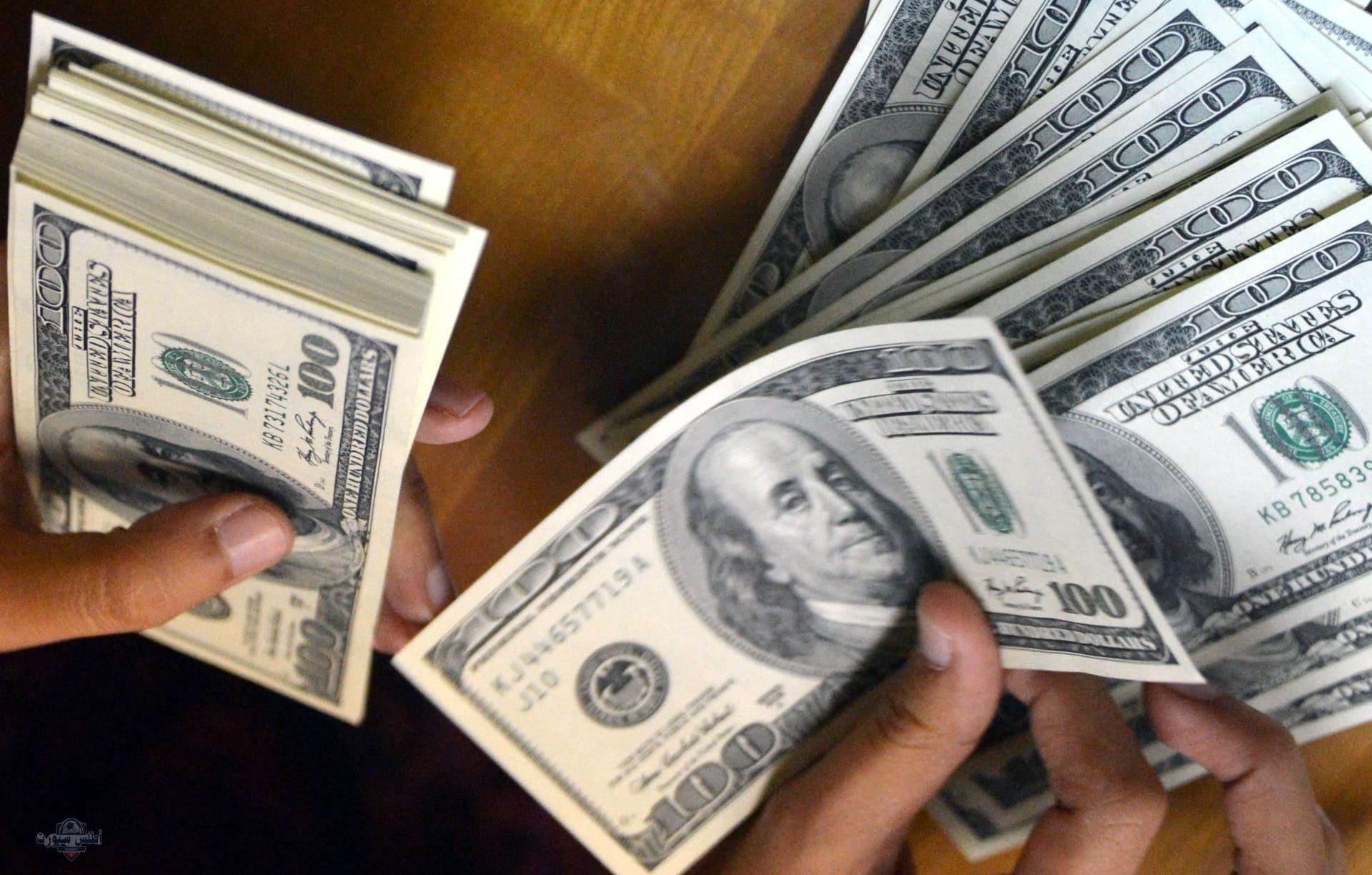 الأخضر ينطلق كالصاروخ.. سعر الدولار مقابل الليرة السورية اليوم شراء ومبيع بالمحافظات السورية 2 الأخضر ينطلق كالصاروخ.. سعر الدولار مقابل الليرة السورية اليوم شراء ومبيع بالمحافظات السورية