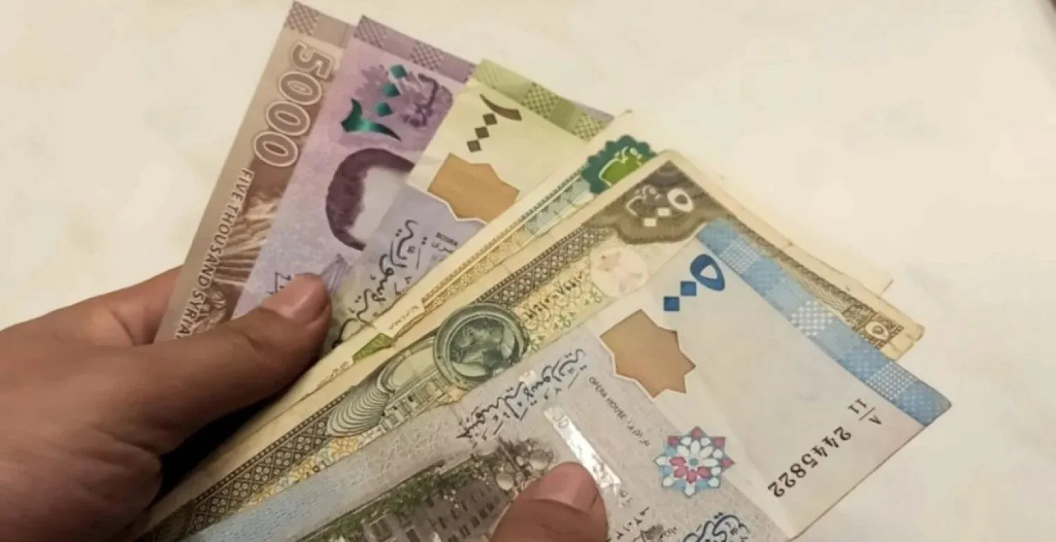هبوط مدو.. سعر الدولار مقابل الليرة السورية اليوم شراء وبيع بالسوق الموازية 2 هبوط مدو.. سعر الدولار مقابل الليرة السورية اليوم شراء وبيع بالسوق الموازية