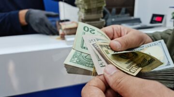 كم سعر 100 دولار اليوم في العراق مقابل الدينار العراقي في بغداد وأربيل بعد الارتفاع؟