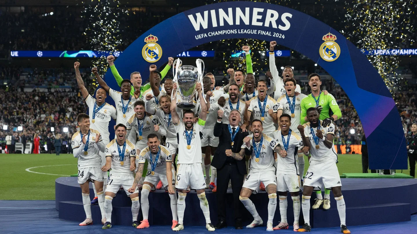 ريال مدريد يستعرض إنجازاته ويقدم كأس إنتركونتيننتال للجماهير قبل مواجهة إشبيلية المنتظرة