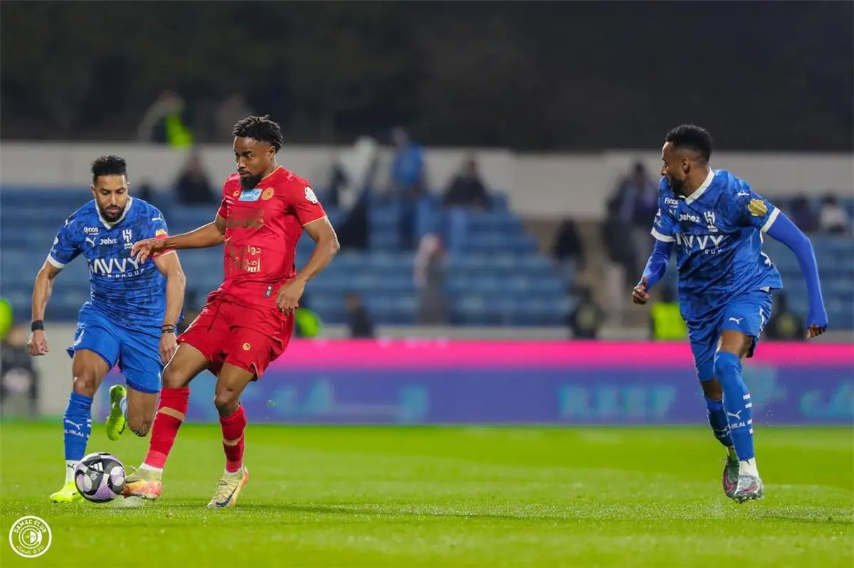 ضمك يتحكم في صدارة دوري روشن كسب الاتحاد وأوقف انتصارات الهلال 