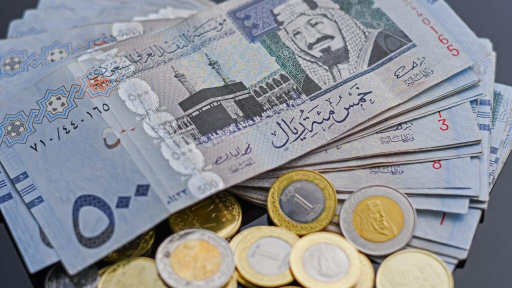 كم وصل سعر الريال السعودي مقابل الجنيه المصري اليوم في منتصف التعاملات؟