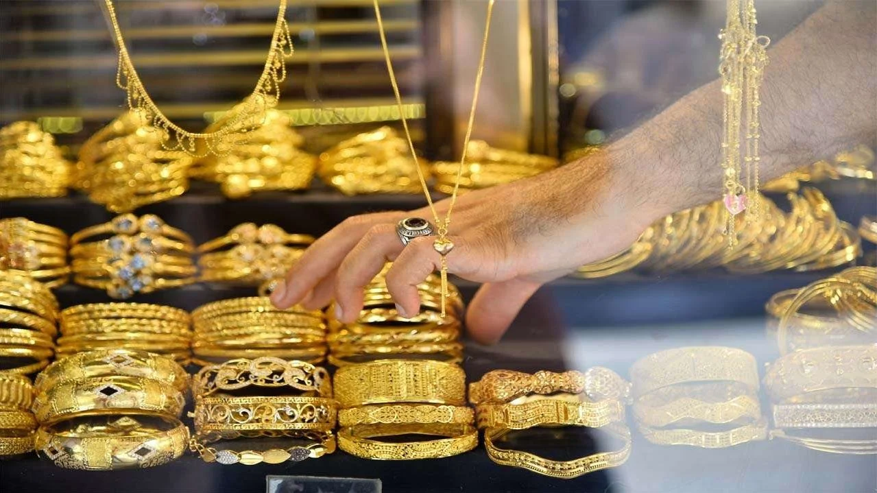 سعر جرام الذهب عيار 21 في مصر.. يواصل تذبذبه في السوق المصري وسط ترقب المتعاملين وتأثيرات الأسواق العالمية على حركة المعدن الأصفر 2 سعر جرام الذهب عيار 21 في مصر.. يواصل تذبذبه في السوق المصري وسط ترقب المتعاملين وتأثيرات الأسواق العالمية على حركة المعدن الأصفر