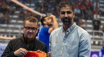 مهند مجدي يسلم درع الأهلي لنائب رئيس اللجنة المنظمة لكأس أفريقيا للكرة الطائرة