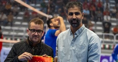 مهند مجدي يسلم درع الأهلي لنائب رئيس اللجنة المنظمة لكأس أفريقيا للكرة الطائرة 2 مهند مجدي يسلم درع الأهلي لنائب رئيس اللجنة المنظمة لكأس أفريقيا للكرة الطائرة
