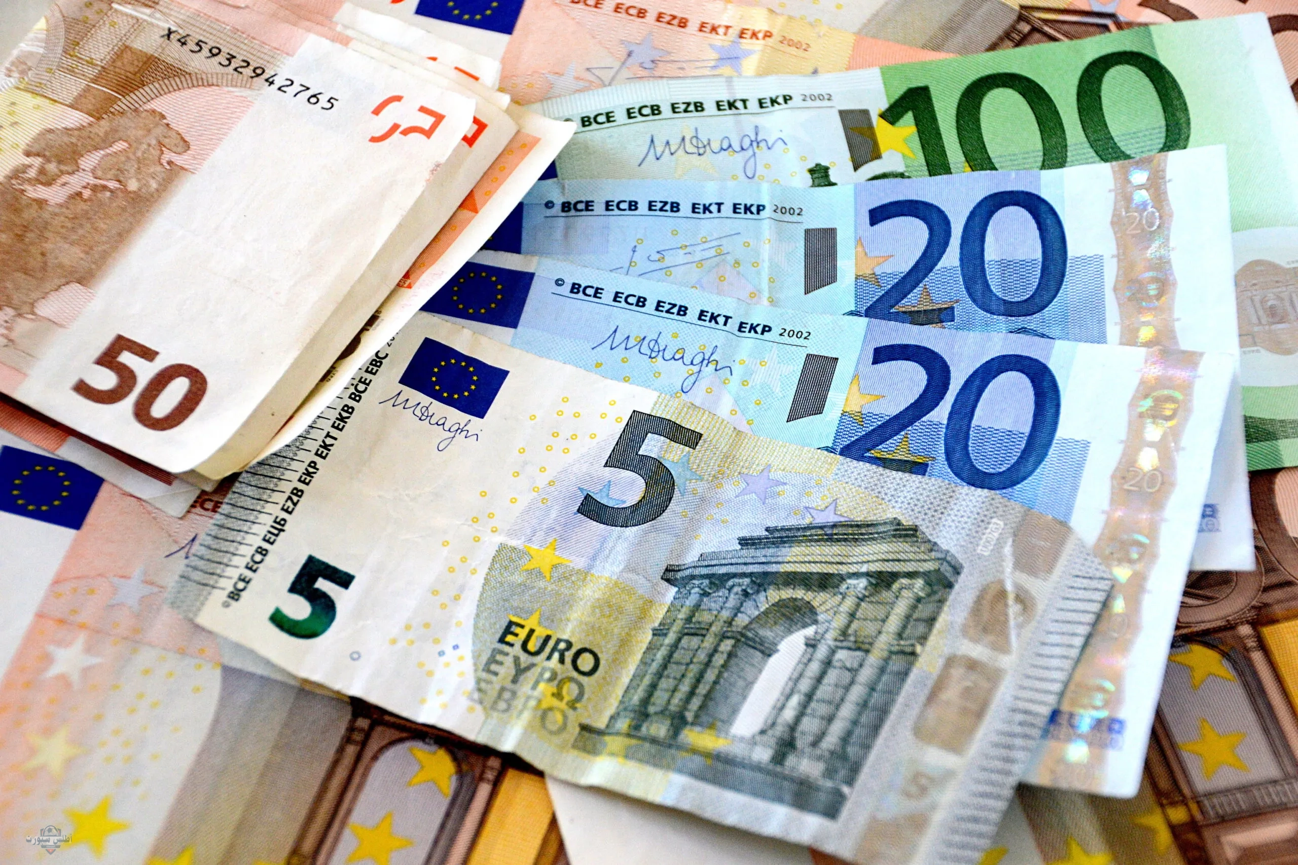 تراجعات قوية.. سعر اليورو مقابل الدينار الجزائري في السكوار اليوم شراء وبيع الأربعاء 14 أيار 2025 2 تراجعات قوية.. سعر اليورو مقابل الدينار الجزائري في السكوار اليوم شراء وبيع الأربعاء 14 أيار 2025