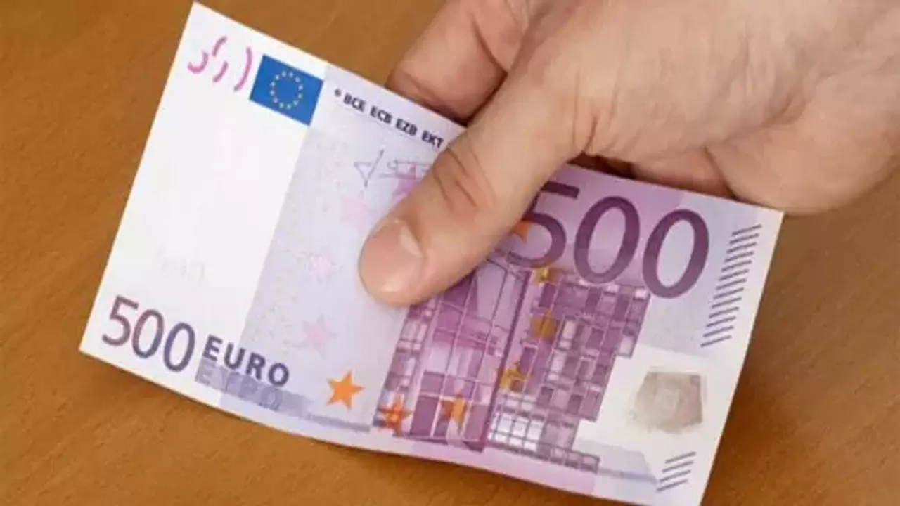 جنون EUR .. سعر اليورو مقابل الدينار الجزائري في السوق السوداء اليوم والبنوك انهيار مفاجئ في قيمة الدينار يربك الحسابات 2 جنون EUR .. سعر اليورو مقابل الدينار الجزائري في السوق السوداء اليوم والبنوك انهيار مفاجئ في قيمة الدينار يربك الحسابات