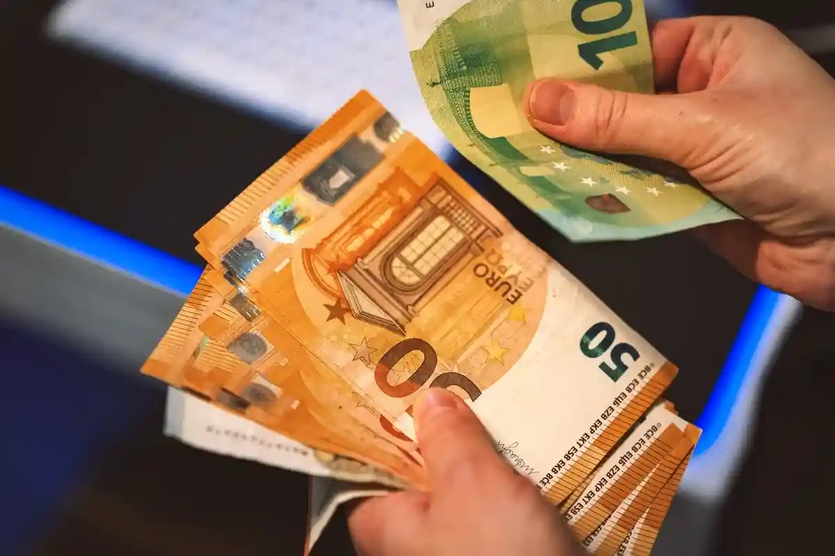 تقلبات EUR .. سعر اليورو مقابل الدينار الجزائري اليوم في السوق السوداء والبنوك السكوار تشتعل من جديد 2 تقلبات EUR .. سعر اليورو مقابل الدينار الجزائري اليوم في السوق السوداء والبنوك السكوار تشتعل من جديد