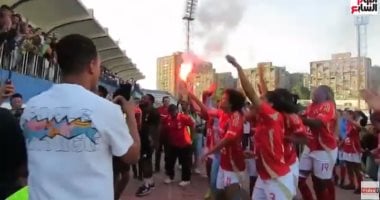 أهلي النساء يحتفلن بفوزهن بكأس مصر وسط الأضواء والألعاب النارية 2 أهلي النساء يحتفلن بفوزهن بكأس مصر وسط الأضواء والألعاب النارية