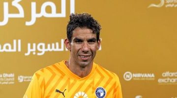 بيراميدز يفكر في إشراك شريف إكرامي ضد الزمالك