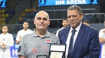 خالد فتحي يُكرم باستور بدرع اتحاد اليد