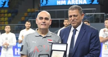 خالد فتحي يُكرم باستور بدرع اتحاد اليد 2 خالد فتحي يُكرم باستور بدرع اتحاد اليد