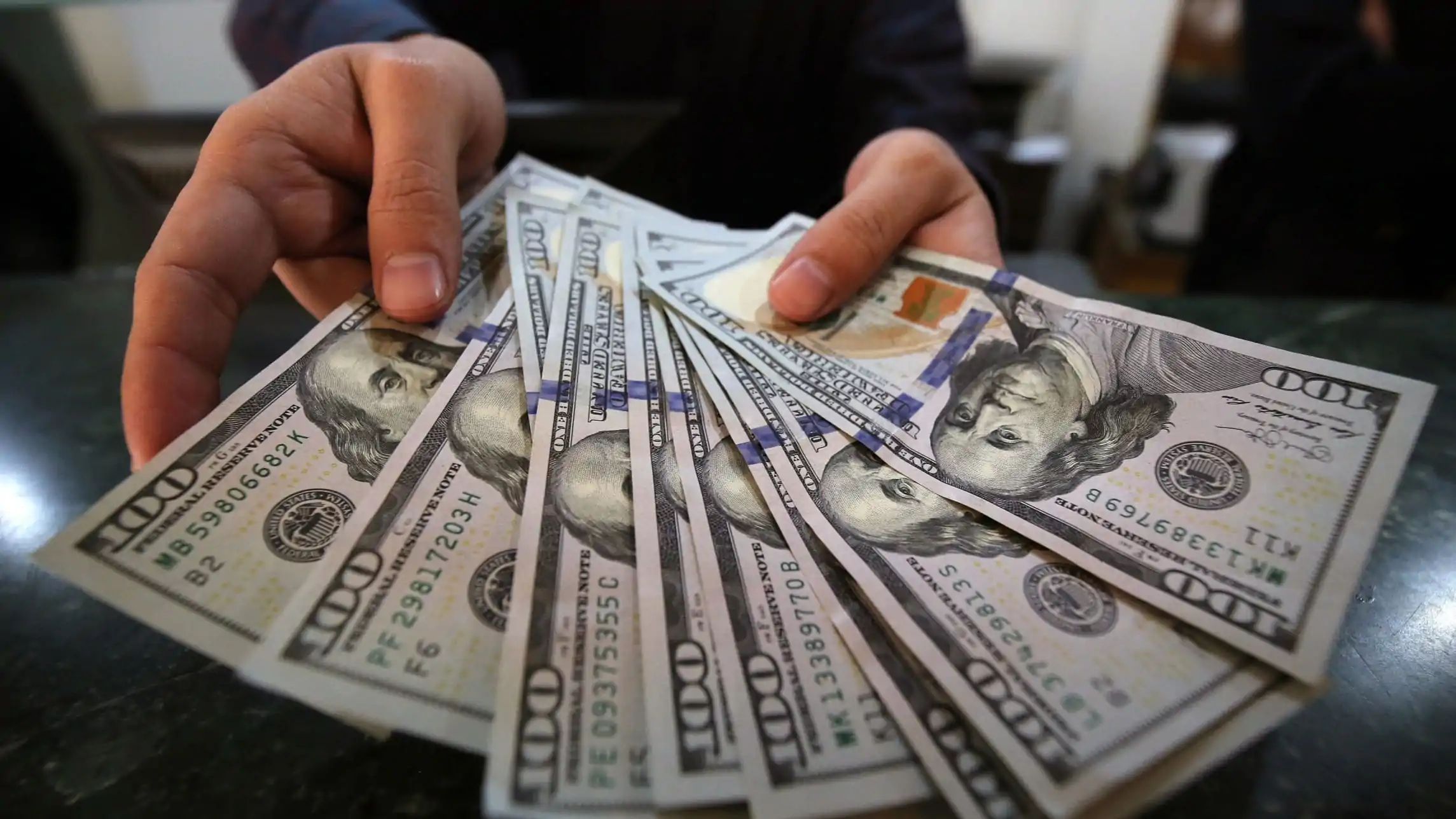 الأخضر رايح لفين .. سعر الدولار في البنوك المصرية