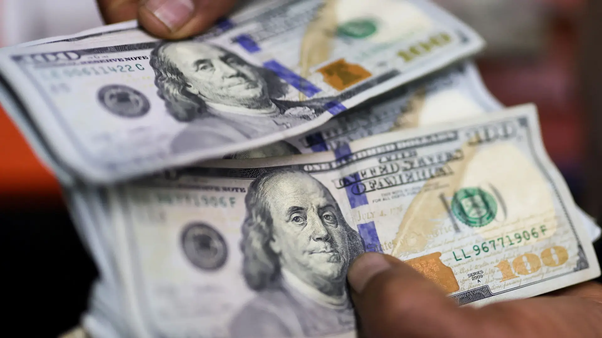 انهيار الأخضر.. سعر الدولار مقابل الدينار العراقي اليوم في سوقي بغداد وأربيل شراء وبيع الأربعاء 7 أيار 2025 2 انهيار الأخضر.. سعر الدولار مقابل الدينار العراقي اليوم في سوقي بغداد وأربيل شراء وبيع الأربعاء 7 أيار 2025