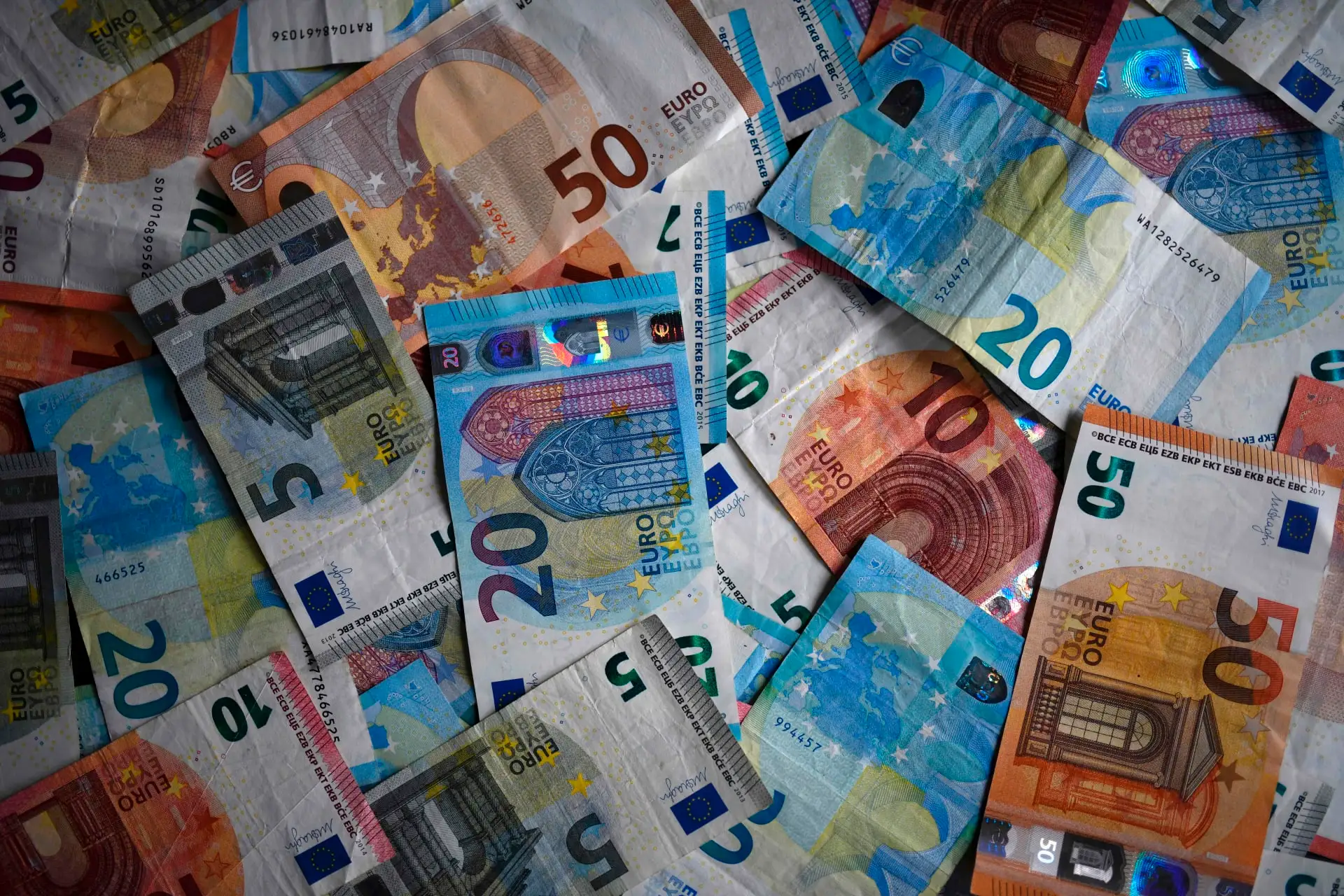 ارتفاع جنوني.. سعر 100 يورو بالدينار الجزائري في السوق السوداء والرسمي اليوم 2 ارتفاع جنوني.. سعر 100 يورو بالدينار الجزائري في السوق السوداء والرسمي اليوم