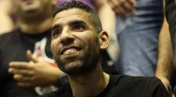 مؤمن زكريا يحتفل مع لاعبي الأهلي بعد انتصارهم بكأس الكؤوس الإفريقية