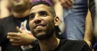 مؤمن زكريا يحتفل مع لاعبي الأهلي بعد انتصارهم بكأس الكؤوس الإفريقية 2 مؤمن زكريا يحتفل مع لاعبي الأهلي بعد انتصارهم بكأس الكؤوس الإفريقية