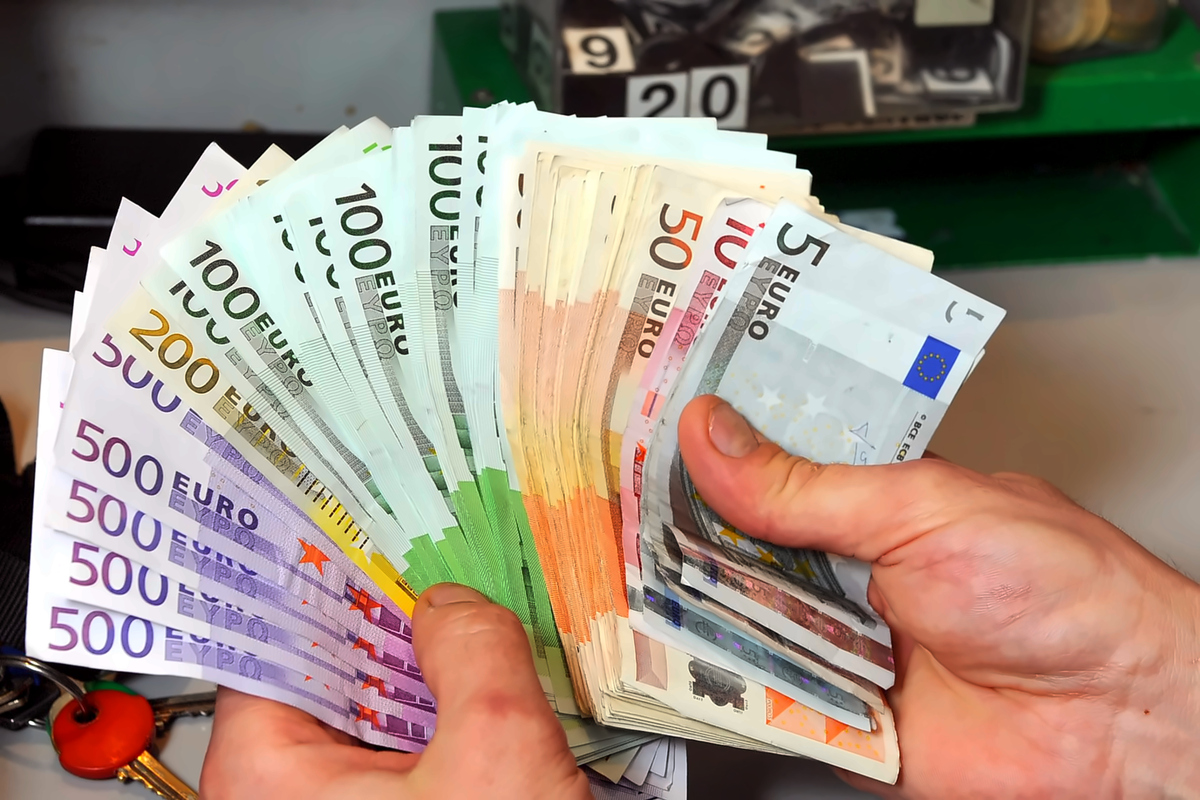 التهاب السكوار… سعر 100 يورو مقابل الدينار الجزائري في السوق السوداء اليوم يسجل ارتفاع غير مسبوق
