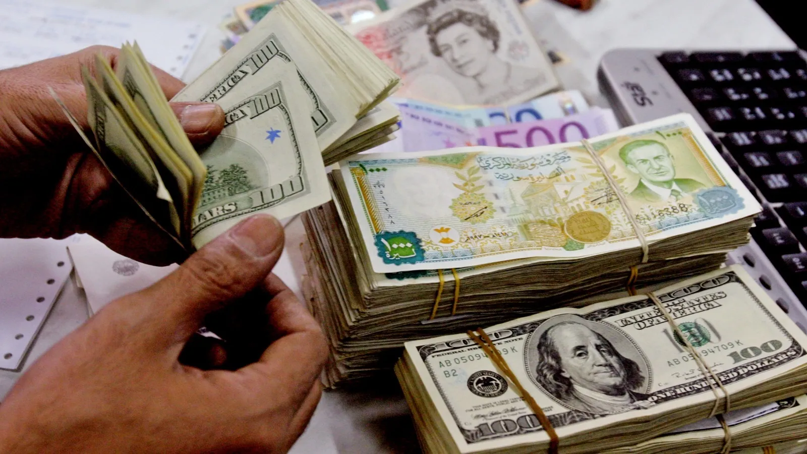 USD مولعها .. سعر الدولار مقابل الليرة السورية اليوم في السوق السوداء يُشعل الأسواق .. إليك آخر التحديثات لحظة بلحظة
