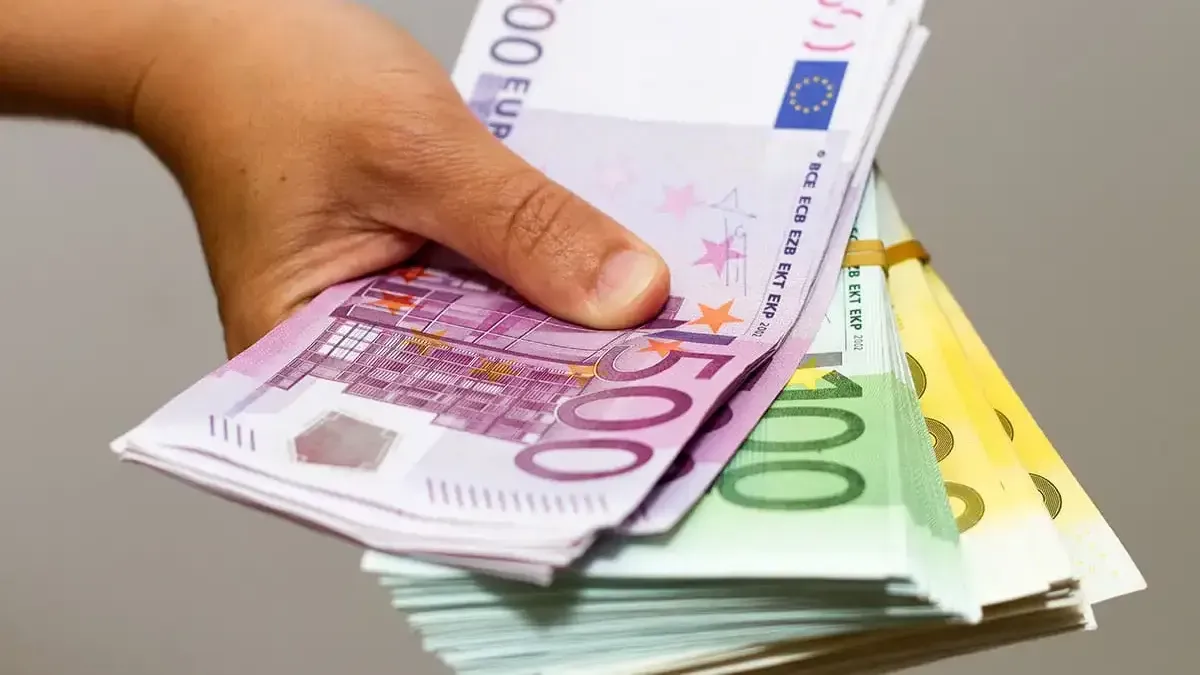 100 أورو بكام؟ .. سعر اليورو مقابل الدينار الجزائري اليوم في السوق السوداء تحديثات مباشرة من قلب سكوار بور سعيد