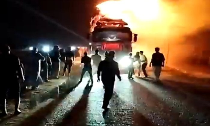 إخماد حريق في سيارة نقل بطامية بسلام ودون إصابات