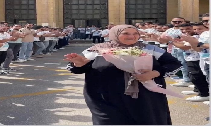 تحية تقدير: طلاب الهندسة في الإسكندرية يكرّمون عاملة الكلية بممر شرفي