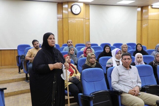 تدخل محافظ المنيا لإنقاذ سكان عمارة مهددة بالانهيار وتقديم المساعدة الفورية