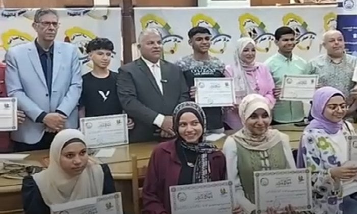 تكريم أوائل الإعدادية في الفيوم: مكافآت مالية وجولة سياحية للمتفوقين