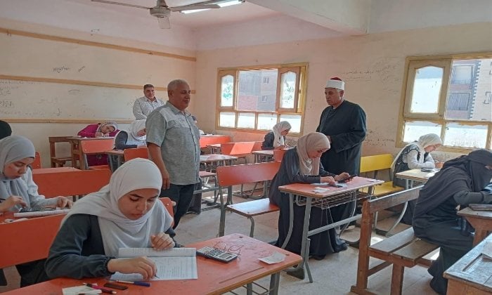رئيس منطقة القليوبية الأزهرية يزور لجان امتحانات الثانوية في قليوب