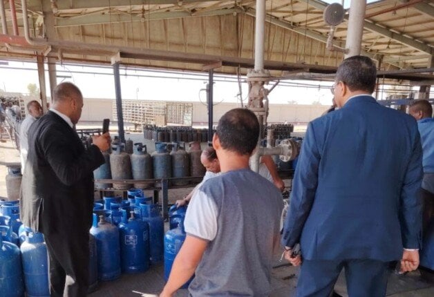 محافظ قنا يزور مصنع الغازات البترولية لتأكيد معايير السلامة والجودة