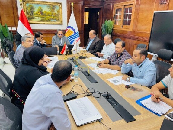 محافظ قنا يعزز جهود التقنين والتصالح عبر تسريع العمل على المتغيرات المكانية
