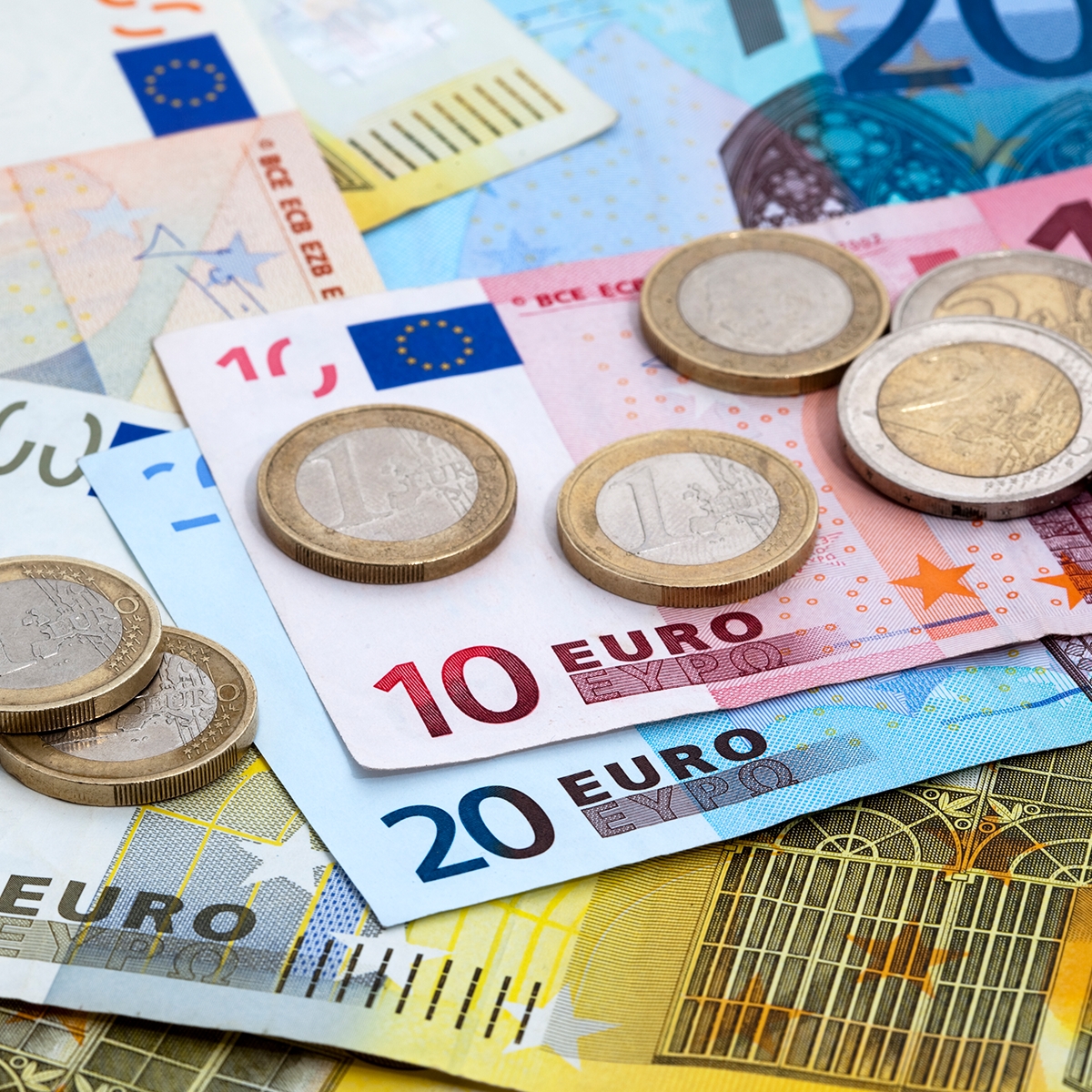 الاوروبي يُـشعل السكوار”.. سعر 100 يورو مقابل الدينار الجزائري اليوم في السوق السوداء بورصة السكوار