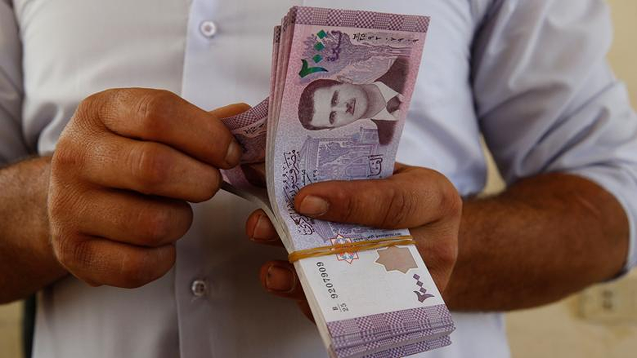 USD يتجمد”.. سعر صرف الليرة السورية مقابل الدولار اليوم في السوق السوداء وسط ترقب شعبي واسع