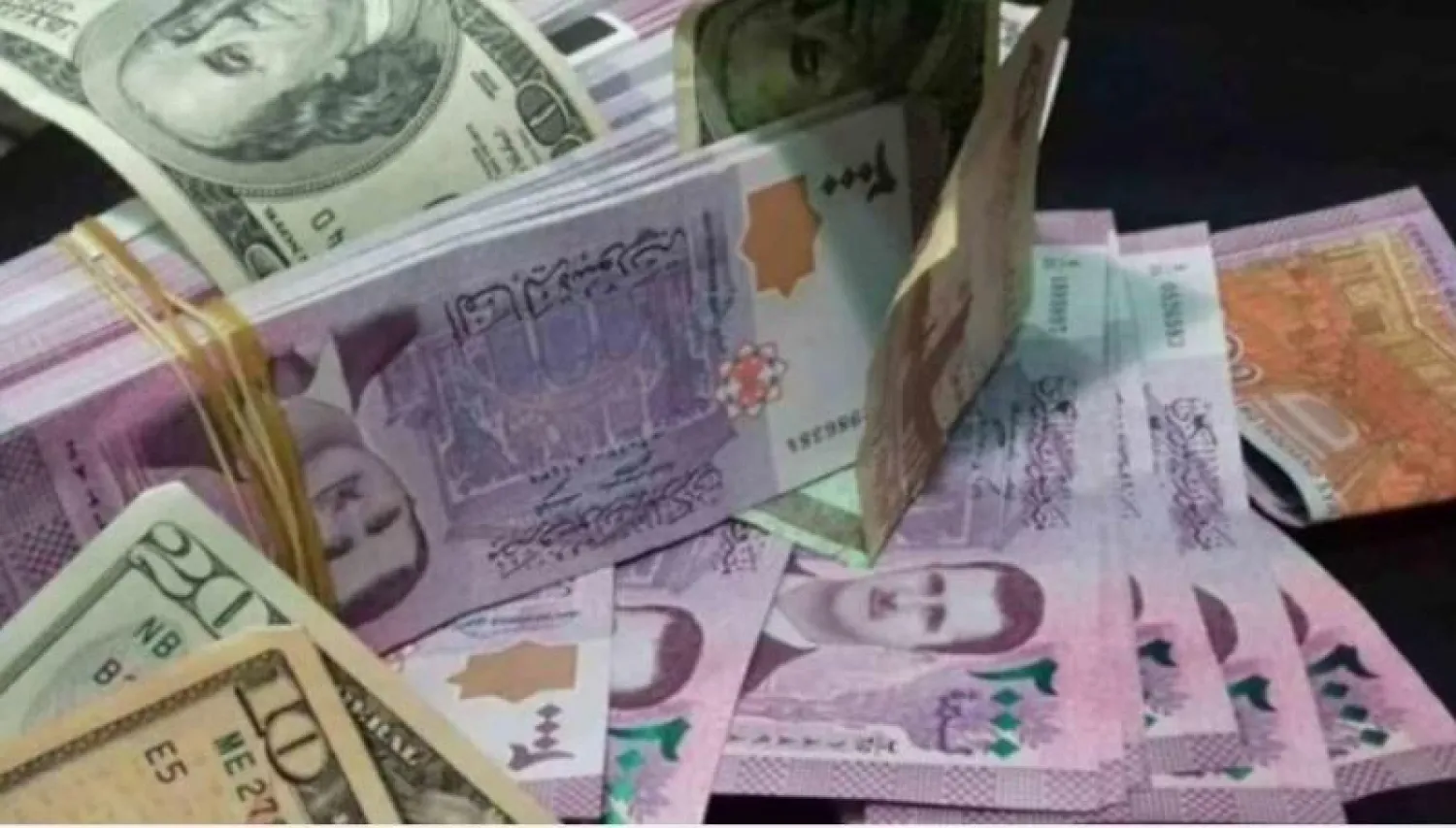 “USD بقا بكام؟”.. سعر صرف الليرة السورية مقابل الدولار اليوم في السوق السوداء والمصرف المركزي