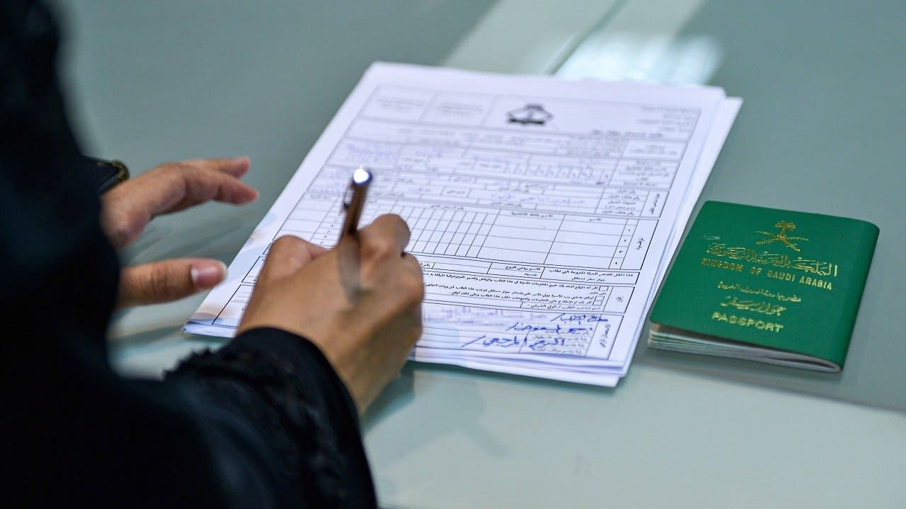 السعودية تتخذ إجراءات صارمة لترحيل الوافدين غير العاملين وسط صدمة بين الجالية