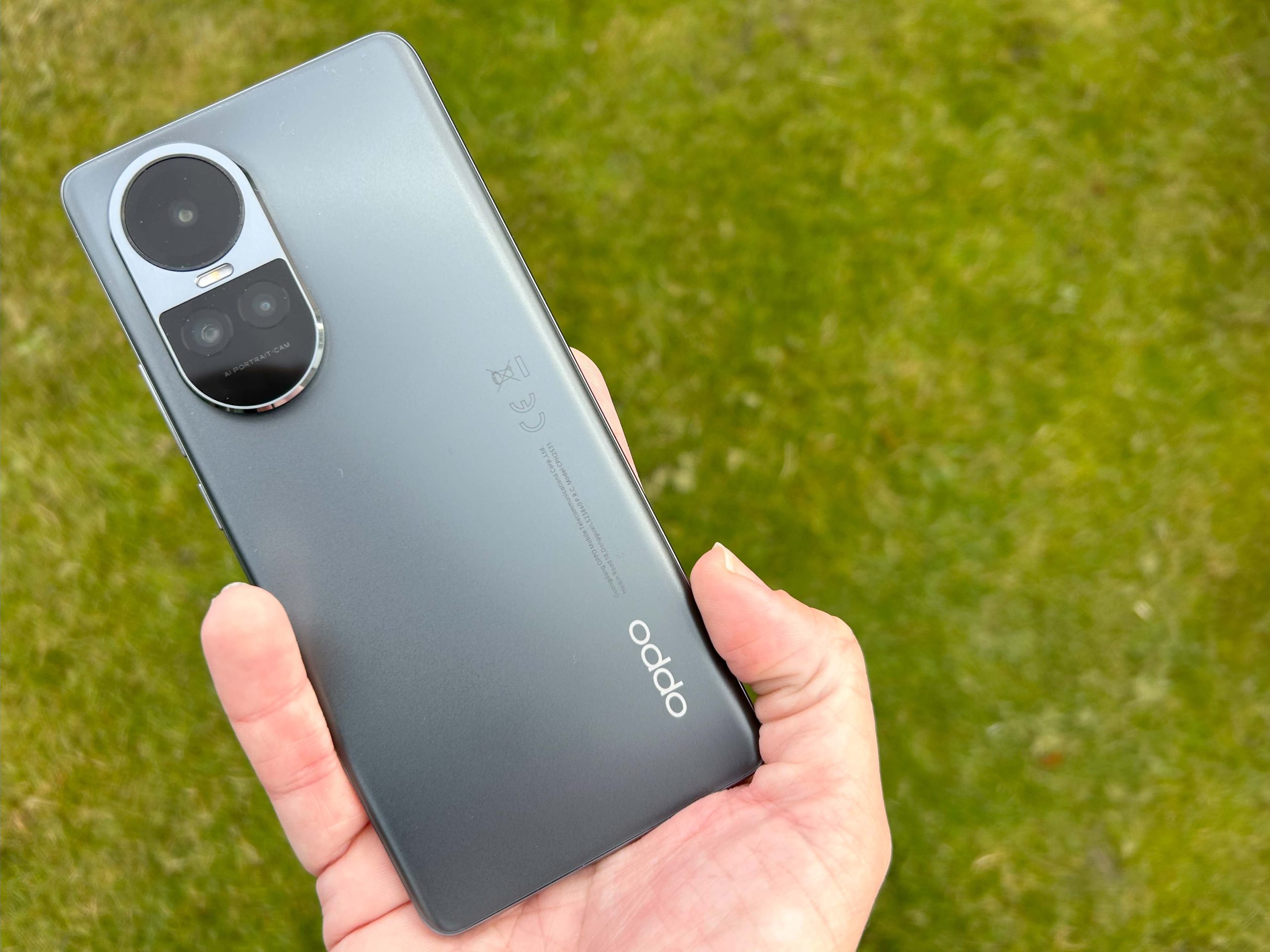 Oppo Reno 10.. تصميم راقٍ ومواصفات خرافية بسعر يخلّيك تقول “مستحيل!”