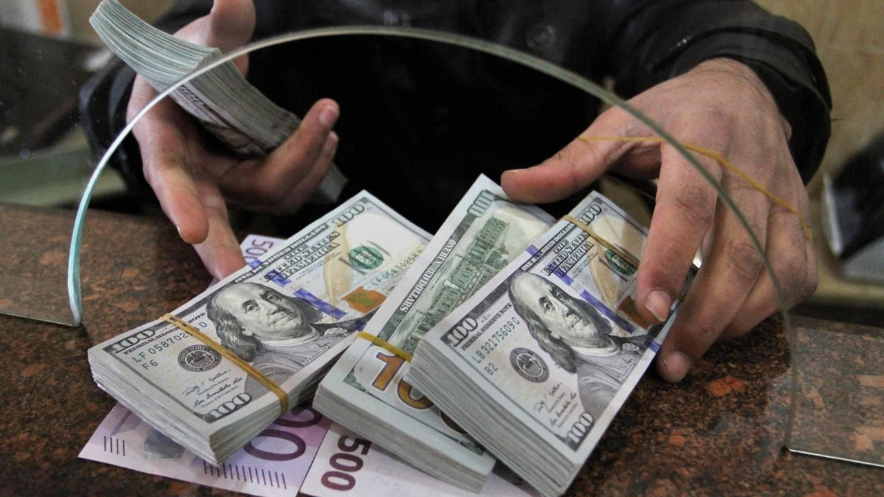 «أزمة جديدة تضرب العراق» سعر صرف 100 دولار مقابل الدينار العراقي في بورصة الكفاح ترتفع وسط حالة من الغموض لدى المتعاملين