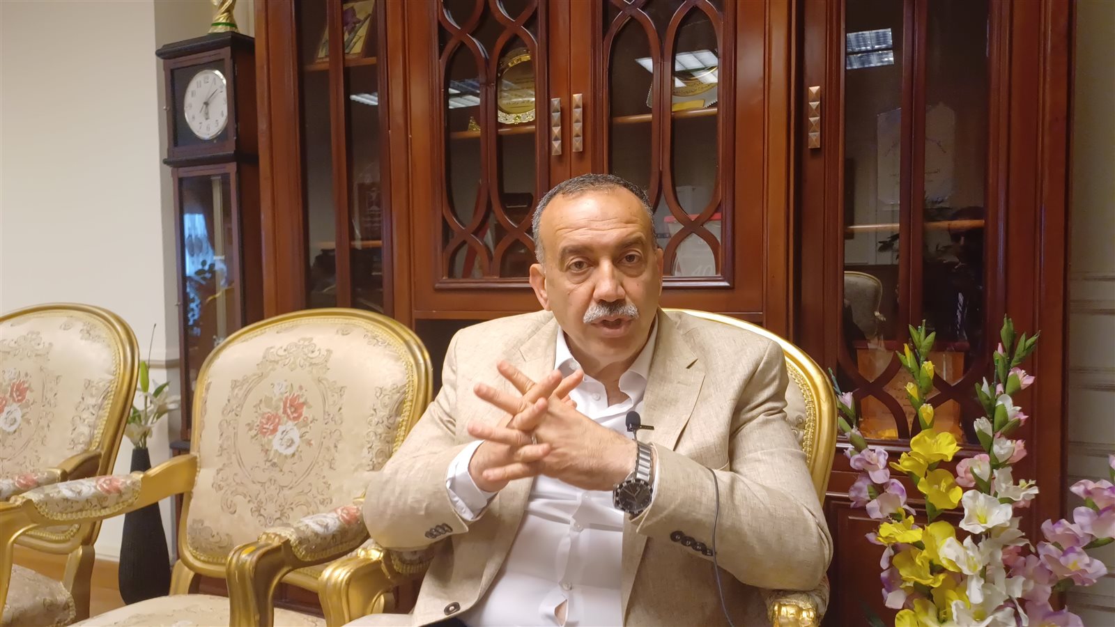 أسيوط تدرس تحويل إعلانات الشوارع إلى تمويل للمشروعات التنموية