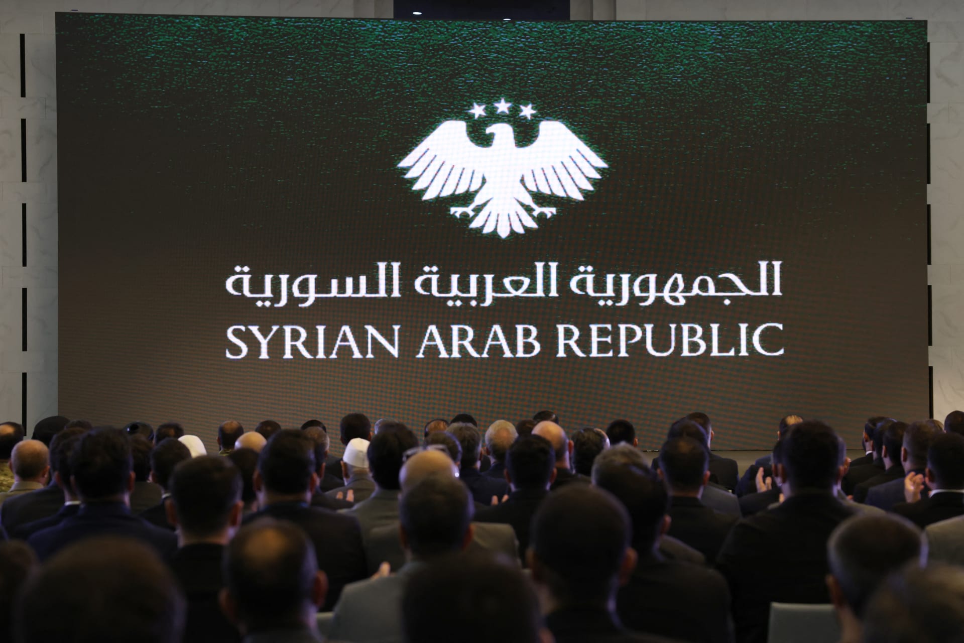 «سوريا الموحدة».. الرئيس أحمد الشرع يطلق الهوية البصرية السوريه الجديدة للدولة برسائل عن القوة والنهضة الوطنية