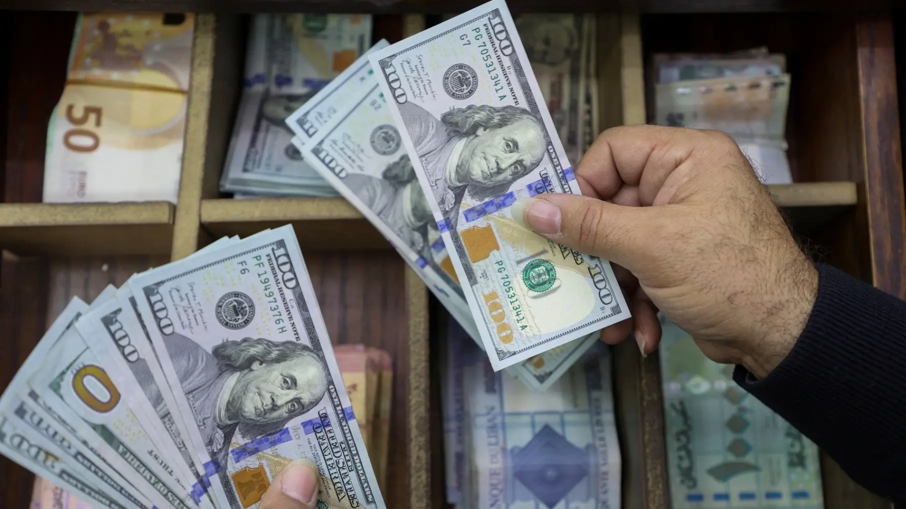 سعر صرف 100 دولار مقابل الدينار العراقي اليوم الخميس 10 يوليو وأحدث معدلات التحويل بين العملتين